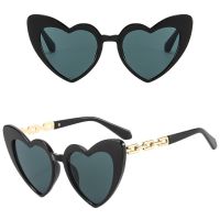 【CW】 Trendy Cosplay Heart Sunglasses Love Heart Women Shades Metal Chain Temples Heart Shaped Sunglasses Novelty Party Eyewear