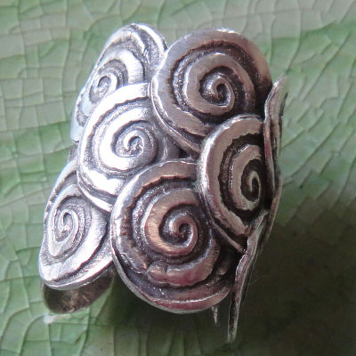 ลวดลายเกล็ดมังกรแหวนขนาด 6 8 9 ปรับได้ เป็นเงินแท้กระเหรียงชาวเขาทำด้วยมือสวยงาม Dragon scale pattern ring, size 6, 8, 9, adjustable, made of Karen hilltribe sterling silver, beautifully handmade.
