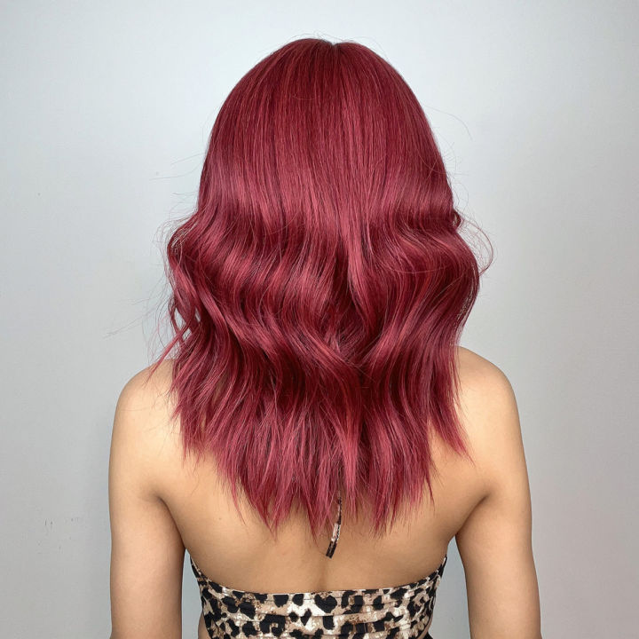 alan-eaton-red-natural-wave-wigs-with-bangs-วิกผมสังเคราะห์ความยาวปานกลางสำหรับผู้หญิงผมทนความร้อนคุณภาพสูง-party-cosplay