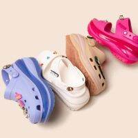 Crocs Maga Crush Clog Women (Buy 1 Free Jibbitzs=4 pcs) New Colour In (3" Heel Hight) รองเท้าส้นสูง 3"  รองเท้าหัวโตผู้หญิง แฟชั่นและใส่สบาย พร้อมส่ง