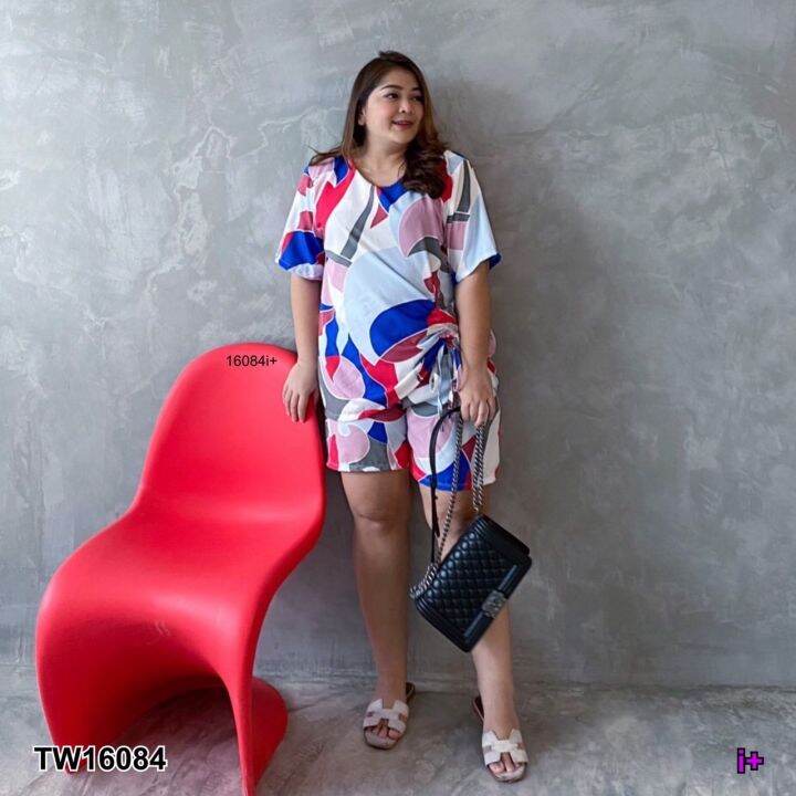 tw16084-set-bigsize-เสื้อแขนสั้นแต่งเชือกรูดหน้า-กางเกงขาสั้น-พิมพ์ลายกราฟฟิก