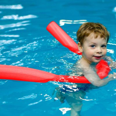 โฟมลอยตัวเครื่องช่วยว่ายน้ำแบบแท่งไม้สำหรับโฟมเส้นกีฬาทางน้ำชายหาดปาร์ตี้ติดลอยของเล่นสระว่ายน้ำ