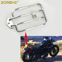 ●❇ZORBYZ รถมอเตอร์ไซค์ชุบโครเมียมหลังฐานวางสัมภาระที่นั่งสำหรับ Harley เดี่ยว Sportster XL883 1200 2004-2015