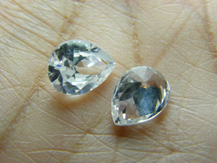 2-pcs-เพชรรัสเซีย-cubic-zirconia-สีขาว-white-รูป-pear-5x4-mm-gemstone