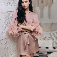 【LZ】■❧  Luz robes para a cobertura da dama de honra roupão de banho presente do casamento da noiva roupões de banho hen party robe curto pijamas de penas sexy