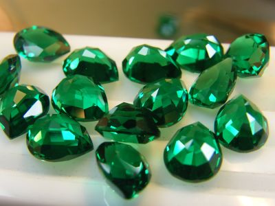 พลอยอัด มรกตสีเขียว นาโน สังเคราะห์ ขนาด 8x6 มม รูปหยดน้ำ 2เม็ด Synthetic stone Nano Green Emerald Gemstones size 8x6mm Pear shape 2 pieces
