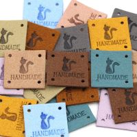 20pcs Kawaii Cat Leather Labels Tags Hand Made Garment Acessories Handmade Label for Clothing Hats Bags Sewing Tag 25*25mm Labels