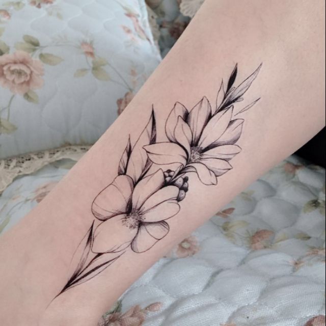 Hình dán tatoo hoa nghệ thuật là một cách độc đáo để thể hiện cá tính và sáng tạo của bạn. Hãy thử với những mẫu hình tatoo hoa độc đáo, mang đến cho bạn một diện mạo mới mẻ và hiện đại.