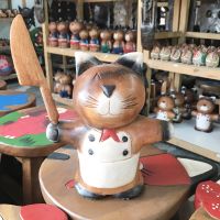 ตุ๊กตาแกะสลักแมวเชฟ Wooden cat แมวกุ๊ก 8นิ้ว แมวนำโชค แมวทำอาหาร ตุ๊กตาแมว ตุ๊กตาไม้ ตกแต่งบ้าน ของที่ระลึก ของฝาก ของสะสม ของเล่น