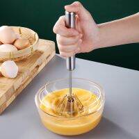 【LZ】♦  Cozinha Aço Inoxidável Whisk Creamer Semi-automático Rotary Whisk Faia Vaso De Madeira Handle Hand Mixer G041