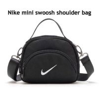 กระเป๋าสะพาย mini swoosh shoulder bag กระเป๋าถือหรือสะพาย ขนาดมินิ ดีไซน์สุดเก๋