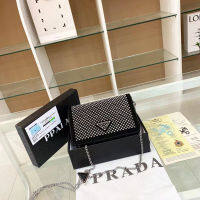 Prada✿ กระเป๋าผู้หญิงสามเหลี่ยม Pd 2023คุณภาพสูงและใหม่แฟชั่นกระเป๋าสี่เหลี่ยมขนาดเล็กประดับพลอยเทียมอารมณ์โซ่เพชรเต็มกระเป๋าหิ้วกระเป๋าสะพายไหล่ขายดี