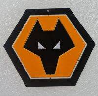 โลโก้วูล์ฟแฮมป์ตันวอนเดอเรอส์ Wolverhampton  wanderers ขนาดสเกล 30x30 cm เหล็กหนา 2.5 มิลลิเมตรใช้สี 2K สีพ่นรถยนต์ภายนอกสวยงามคงทนไม่ลอกไม่ร่อนไม่เป็นสนิมติดตั้งได้ทุกที่ติดตั้งได้ทั้งภายในบ้านและนอกบ้านทนแดดทนฝนทนทุกสภาวะอากาศ