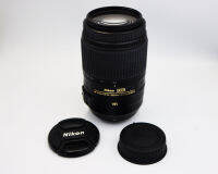 Nikon 55-300mm AF-S DX NIKKOR 55-300 มม. f/4.5-5.6G ED VR เหมาะสมอย่างยิ่งกับที่ช่วยให้คุณถ่ายภาพที่คมชัดโดยใช้มือถือภาพได้อย่างง่ายดายในทุกช่วงการโฟกัสทั้งหมด โดดเด่นด้วยชิ้นเลนส์ค่าดัชนีหักเหสูง (HRI) ใหม่ เพลิดเพลินกับประสิทธิภาพด้านออพติคที่เหนือชั้นแ
