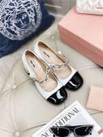 【 Gift Box Packaging 】 2023 Early Spring New Lacquer Leather Black and White Contrast Pearl Chain Thick Heel Mary Jane Single Shoes