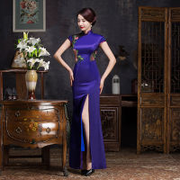 ใหม่สีม่วงหรูหราแยกเดี่ยวกลวงยาว cheongsam ผู้หญิง การแสดงแคทวอล์คมารยาทกระโปรงกี่เพ้าชุดเจ้าภาพ ~