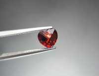 โกเมน  (Garnet) " หินแห่งชัยชนะ "  น้ำหนัก 1.29 ct. ขนาด6.6*3.4*6.6 mm. พลอยแท้ 100% เนื้อดี ราคาถูก