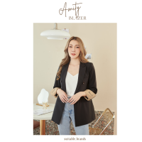 Amity Blazer - เสื้อสูทตัวยาวแต่งดีเทลพับแขน ปักตัวอักษร (ดำ)