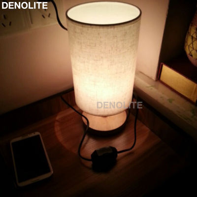 DENOLITE การออกแบบที่เรียบง่ายทันสมัยโคมไฟตั้งโต๊ะข้างเตียงขนาดเล็กรอบไม้โคมไฟผ้าสำหรับตกแต่งบ้านร้านค้า