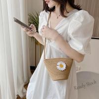 【Ready Stock】 卍 C23 Korean ins super hot daisy woven bag beach womens bag shoulder bag mobile phone purse seaside holiday messenger bag