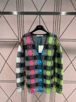 AW 23 Rainbow Checked Cardigan ในชุดต้นฤดูใบไม้ร่วง