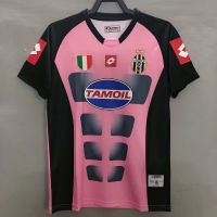 2022 2023 ล่าสุด เสื้อกีฬาแขนสั้น ลายทีมชาติฟุตบอล Juve 03 Juve สีชมพู และสีดํา สไตล์วินเทจ ไซซ์ S-XXL AAA