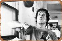 Rocky Balboa ผู้ชายสำหรับนักแสดงภาพยนตร์แนวร็อคกี้หนังซิลเวสเตอร์สตัลโลนบ็อกเซอร์สัญลักษณ์โลหะโปสเตอร์ภาพยนตร์ย้อนยุคหินสัญลักษณ์ความทุกข์น่าขบขันย้อนยุคดูถ้ำบ้านบาร์คลับป้ายดีบุกโลหะของตกแต่งผนังครัว12X8นิ้ว