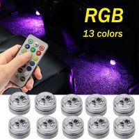 โคมไฟติดเท้าหลังคาภายในรถ LED RGB รีโมทคอนโทรลไร้สายตกแต่งบรรยากาศอัตโนมัติพร้อมแบตเตอรี่หลากสี