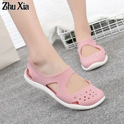Zhu Xia รองเท้าแตะชายหาดผู้หญิง,ใหม่รองเท้ากันลื่นพื้นนิ่มรุ่น Baotou รองเท้ามีรูสำหรับฤดูร้อนปี