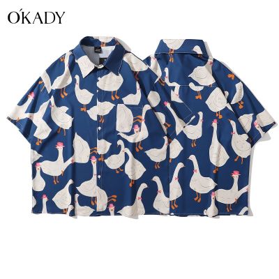 OKADY เสื้อเชิ้ตแขนสั้นทรงหลวมย้อนยุคสำหรับผู้ชาย พิมพ์ลายห่านขาวตัวใหญ่สไตล์ลำลอง