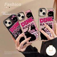 เคสน่ารักเท่ตัวอักษรแมวดำของมิสสโคนนี่ใช้ได้กับ IPhone 14 11 13 15 12 Pro Max 7Plus XR 7 8 15 Plus X XS MAX อิเล็กโทรเพลทสุดสรูแมวน่ารักปลอกคอกันสุนัขเลียเลนส์โลหะ