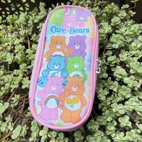 กล่องดินสอ กระเป๋าใส่เครื่องสำอางค์ Care Bears มาใหม่ วัสดุเป็น PU มีซับด้านใน ด้านในมีช่องแยกของ พร้อมส่งครบ 6 ลาย ตามภาพ ขนาด 22×11×6 cm