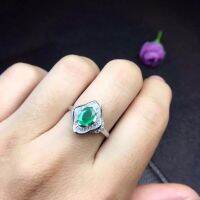 Natural emerald ring, luxurious atmosphere 1 karat Columbia emerald 5X7mm good quality.