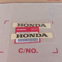 สติ๊กเกอร์แท้HONDA สีดำพื้นใสขนาด90มม.ติดครอบตัวถังซ้าย ขวาเวฟ110iรุ่นLEDปี2919-21(86101-K58-TLOZA/2)