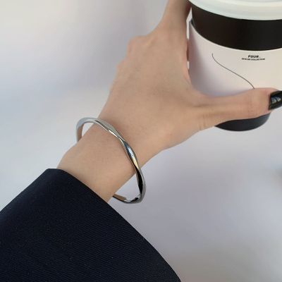 ✉ஐ 2022 new high-level photosensitive surfacebracelet summer womens simple and versatile niche design sensory ring fine bracelet