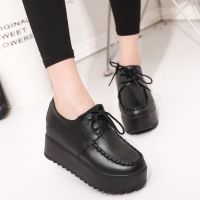 รองเท้าส้นเตารีดผู้หญิงสีดำสดใส Strappy Light Women Shoes Black Casual Heels Shoes