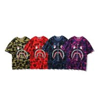 ▥✕□ มาใหม่ เสื้อยืดแขนสั้น ผ้าฝ้าย ลายพราง BAPE สําหรับผู้ชาย และผู้หญิง