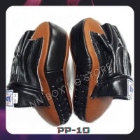 Windy Punching Mitts focus PP-10 Curved Brown-black Genuine Leather for trainer Muay Thai MMA  เป้ามือ วินดี้ สีน้ำตาล-ดำ แบบทรงโค้ง สำหรับซ้อมมวยไทย ทำจากหนังแท้ ผลิตจากโรงงาน