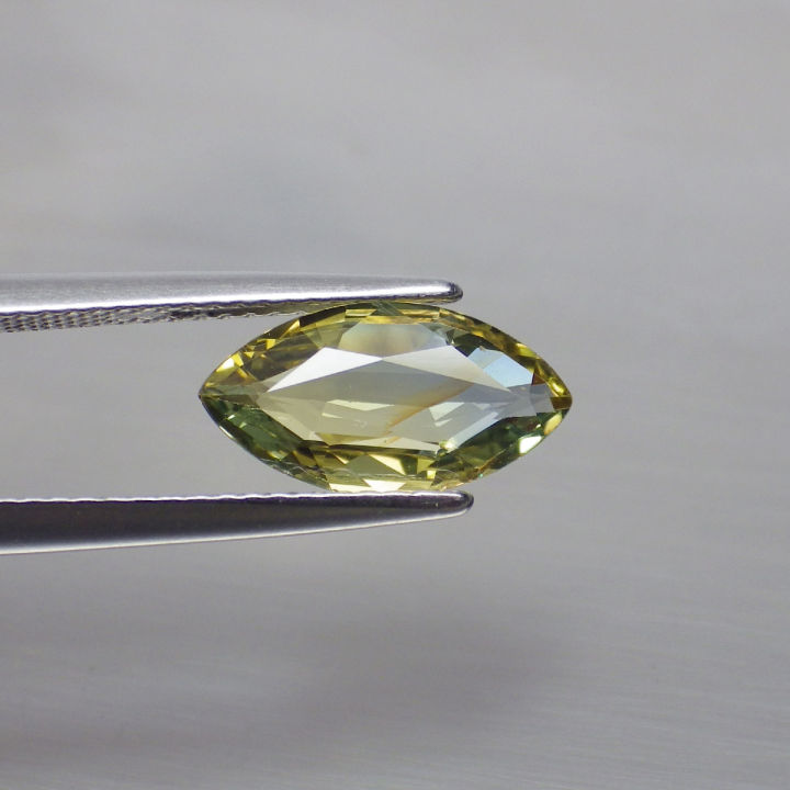 พลอย-แซฟไฟร์-แท้-ธรรมชาติ-natural-yellow-sapphire-หนัก-2-50-กะรัต