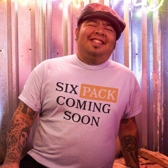 การออกแบบเดิมเสื้อยืดผู้ชาย-เสื้อไซส์ใหญ่-สกรีนแฟชั่น-six-pack-coming-soon-เสื้อคนอ้วน-xl-ถึง-4xl-5xl-รอบอก-60-นิ้ว-cotton-100s-5xl