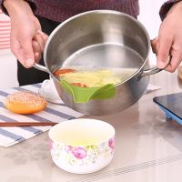 Special Offers 1Pcs Silicone Foldable Liquid Funnel Anti Spill Pour Soup Spout Funnel Pots Pans Bowls Jars Slip On Funnel Kitchen Gadget Tools