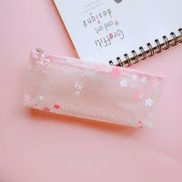 INTANG สร้างสรรค์ Kawaii เครื่องเขียนนักเรียน เครื่องใช้สำนักงาน กล่องดินสอ ของขวัญสำหรับเด็ก กระเป๋าใส่ปากกา Frosted แวววาว ซากุระสีชมพู กระเป๋าดินสอ