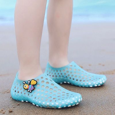 【Hot Sale】 Parent-child childrens seaside beach shoes men and women summer non-slip soft-soled wading medium-sized sandals birds nest hole