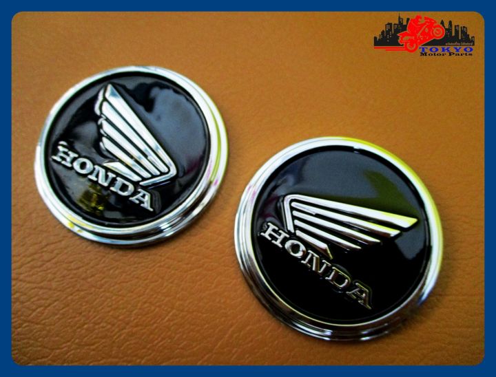 honda-monkey-side-fuel-tank-aluminium-black-amp-silver-emblem-set-pair-โลโก้ฮอนด้า-สัญลักษณ์ฮอนด้า-อลูมิเนียม-พื้นสีดำ-โลโก้สีเงิน-พร้อมกาวติด