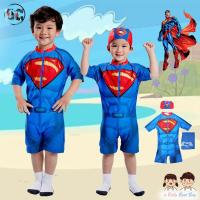 Swimming Suit for Boy Superman ชุดว่ายน้ำเด็ก ชุดว่ายน้ำ ชุดว่ายน้ำเด็กผู้ชาย สีน้ำเงิน บอดี้สูทเสื้อแขนสั้นกางเกงขาสั้น พร้อมหมวกว่ายน้ำและถุงผ้า ผ้านิ่ม ใส่สบาย