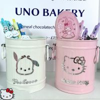 กระป๋องที่วางปากกา Cinnamoroll Kuromi น่ารักเครื่องเขียนลายอะนิเมะ Kuas Rias โลหะตั้งโต๊ะของขวัญกล่องเก็บของ