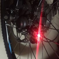 【LZ】ﺴ✒♀  Bicicleta V Brake Rear Tail Light Mini Switch Smart LED Condução Acessórios de bicicleta 1Pc