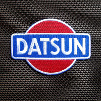 ตัวรีด ตัวรีดติดเสื้อ อาร์ม อาร์มติดเสื้อ โลโก้ ตรา ยี่ห้อ รถยนต์ ดัทสัน Datsun Patch สำหรับตกแต่งเสื้อผ้า