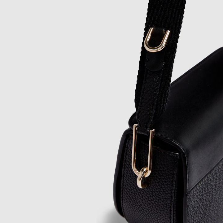 ecco-textureblock-saddle-bag-สีดำ-กระเป๋าสะพายไหล่ผู้หญิง