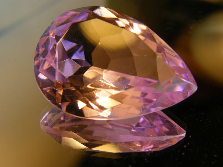 สีชมพู-หิน-lab-pink-crystal-35x25-weight-81-cts-พลอย-lab-made-100-ราคาเป็นเม็ด-81-กะรัต-carats-drop-shape